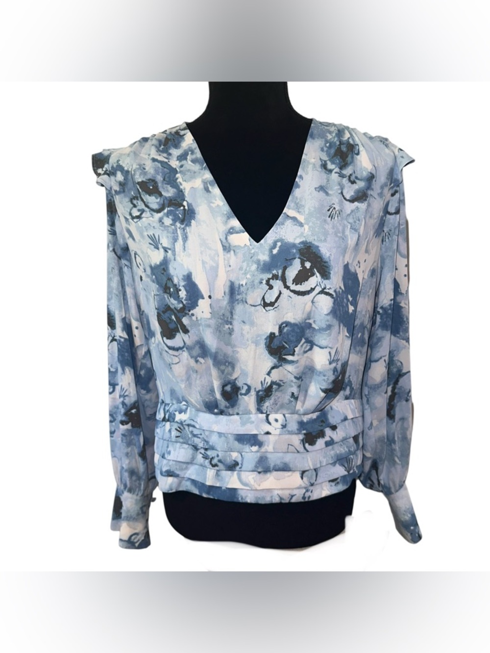 White House Black Market Blue Floral V-Neck Long Sleeve Blouse Size 6 Pleated
